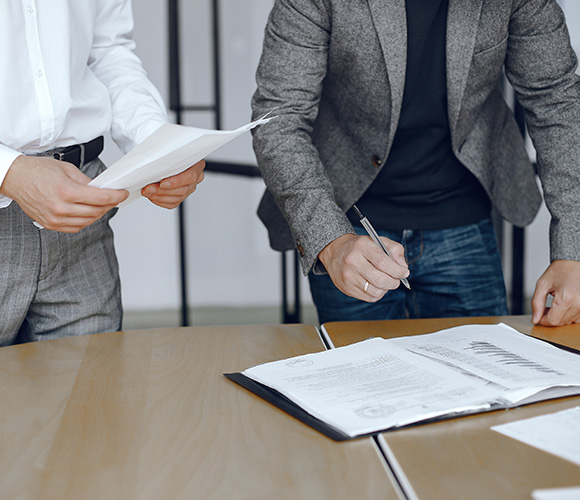 Abogados Torreón firmando