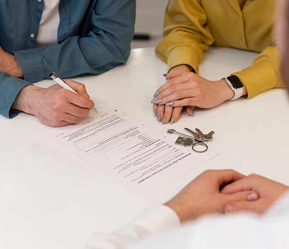 Agente inmobiliario masculino haciendo negocios y mostrando la casa una posible pareja compradora