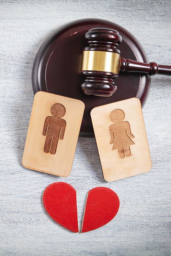 Concepto de divorcio símbolos de madera masculinos y femeninos corazón rojo y mazo de juez