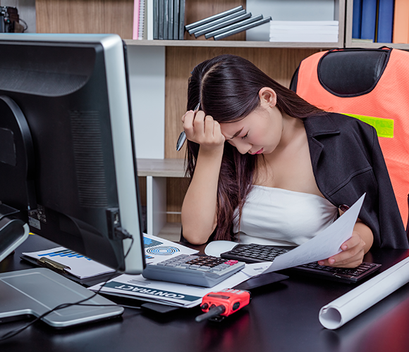 Empresarios mujeres que trabajan en la oficina con estrés y fatiga