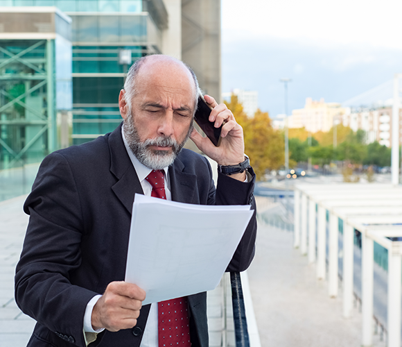 Lider empresarial serio enfocado en discutir contrato
