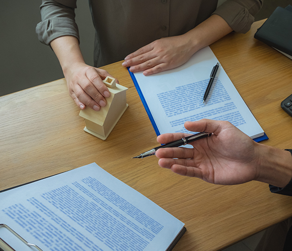 Mano cortada de un agente discutiendo con un cliente en el escritorio de la oficina