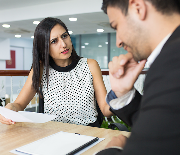 Mujer de negocios enojada vistiendo una empleada por errores