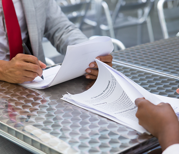 Socios comerciales que verifican y firman documentos