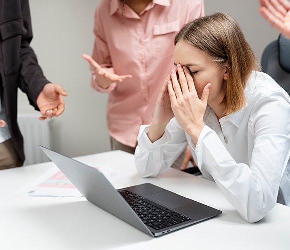 Violencia en el lugar de trabajo entre colegas